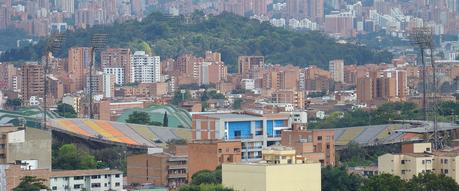 Vista panorámica de una ciudad colombiana con edificios residenciales y zonas verdes